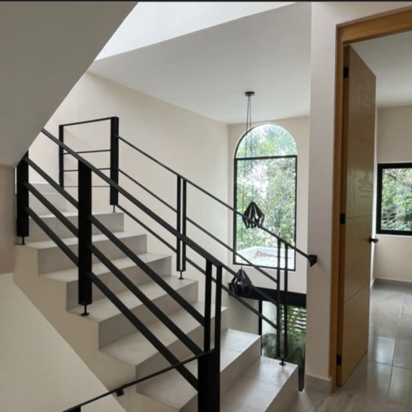 Casa de Lujo en Vía Cumbres – en Esquina con Rooftop y Alberca