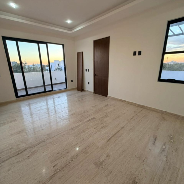 Casa de Lujo en Vía Cumbres – en Esquina con Rooftop y Alberca