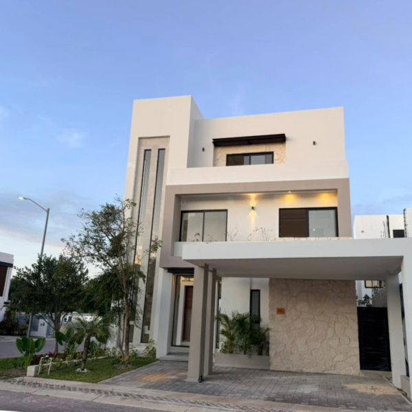 Casa de Lujo en Vía Cumbres – en Esquina con Rooftop y Alberca