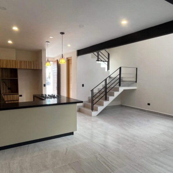 En Venta: Casa en Esquina con Doble Altura en Arbolada.