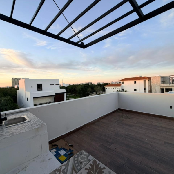 Casa de Lujo en Vía Cumbres – en Esquina con Rooftop y Alberca