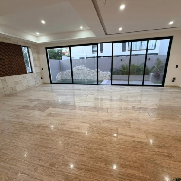 Casa de Lujo en Vía Cumbres – en Esquina con Rooftop y Alberca