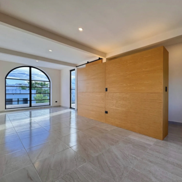 En Venta: Casa en Esquina con Doble Altura en Arbolada.