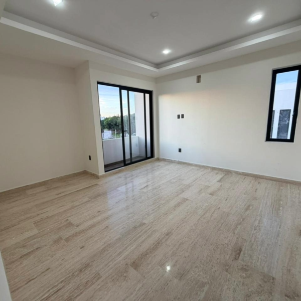 Casa de Lujo en Vía Cumbres – en Esquina con Rooftop y Alberca