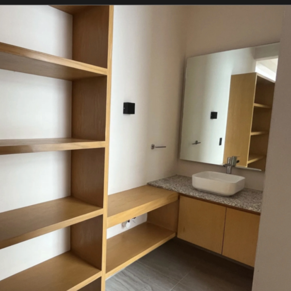 En Venta: Casa en Esquina con Doble Altura en Arbolada.