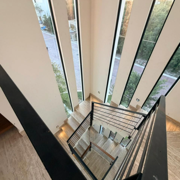 Casa de Lujo en Vía Cumbres – en Esquina con Rooftop y Alberca