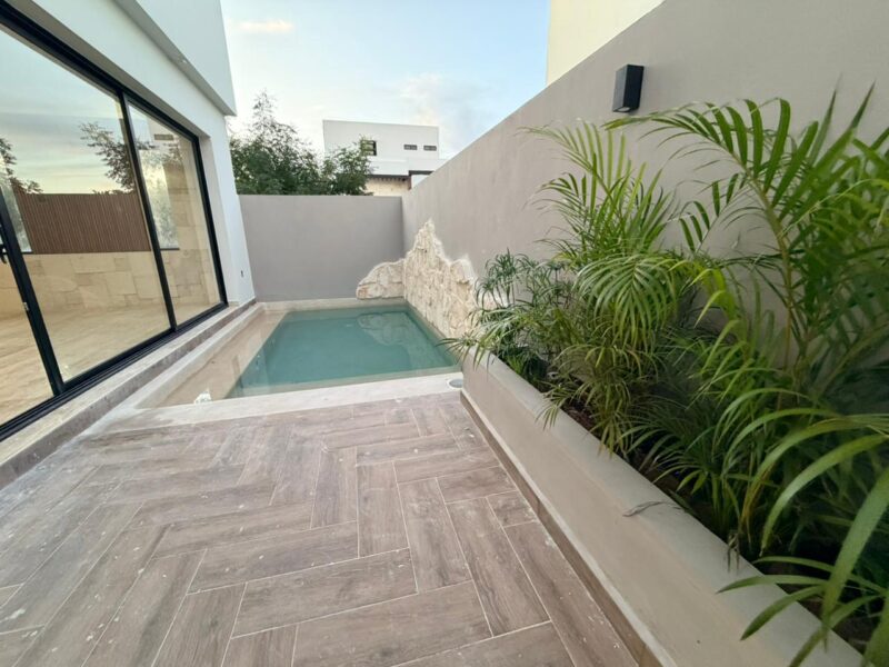 Casa de Lujo en Vía Cumbres – en Esquina con Rooftop y Alberca